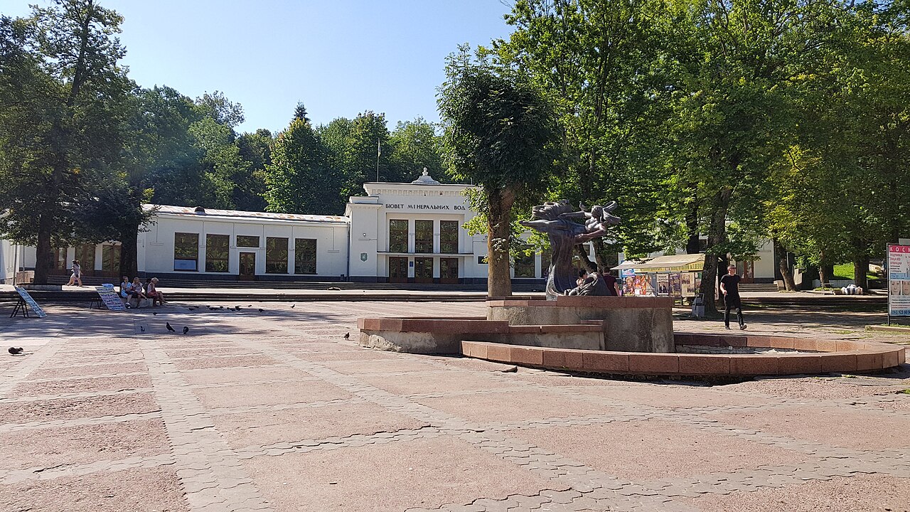 Фонтан в курортному парку Трускавця